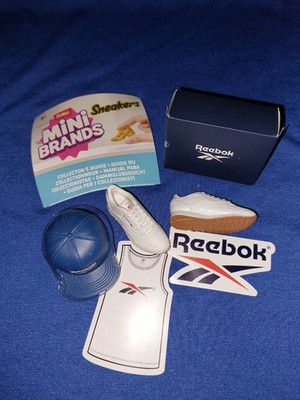 zuru Mini Brands SNEAKERS Reebok weiß dunkelblaues Cap Sticker Karton BPZ