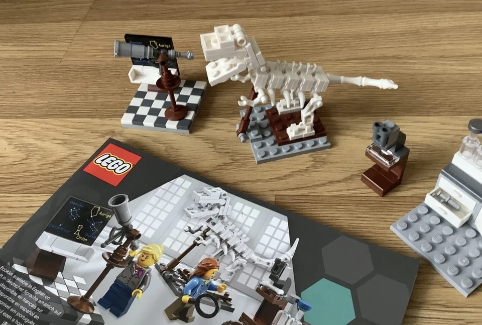 LEGO Ideas 21110 Research Institute, photo 4 of 5