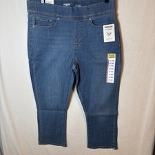 NEW Signature by Levi Strauss Totally Shaping Pull-On Capri Jeans   Size 12 W31