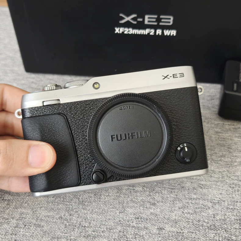 Fujifilm Fuji X-E3 24.3MP Mirrorless Digital Camera Silver Fujifilm Fuji X-E3 24.3MP Mirrorless Digital Camera Silver