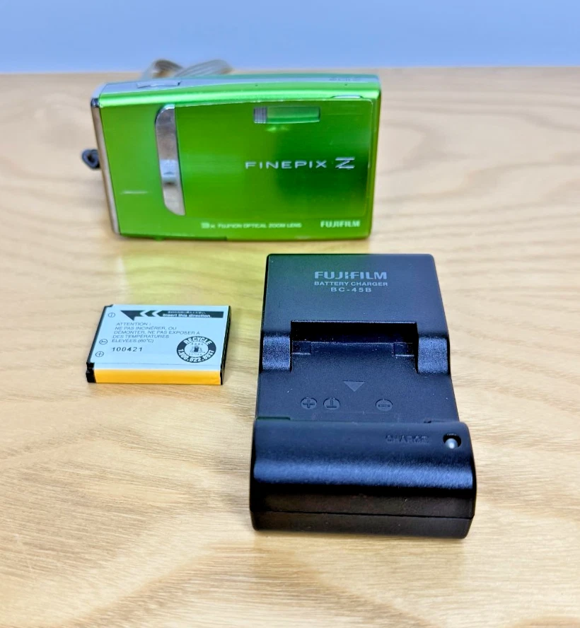 Fuji Fujifilm FinePix Z10FD Green 7.2MP Digital Camera W/Charger