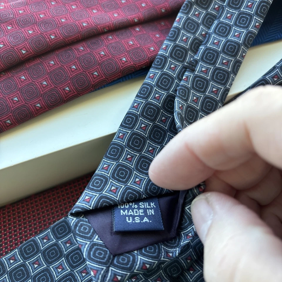 Corbata de seda azul Frey para hombre Structure diseño geométrico con rojo hecha en EE. UU. Foto 2 de 4