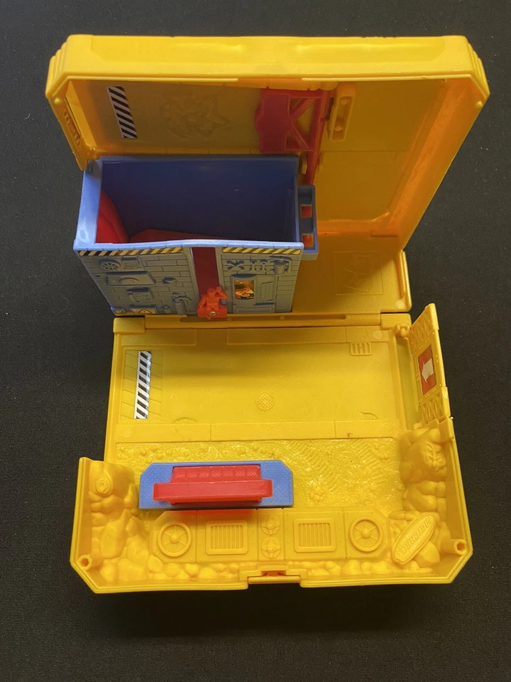 Vintage 2001 Mattel Matchbox MB GARAGE Yellow Building Case INCOMPLETE - Image 3 of 4