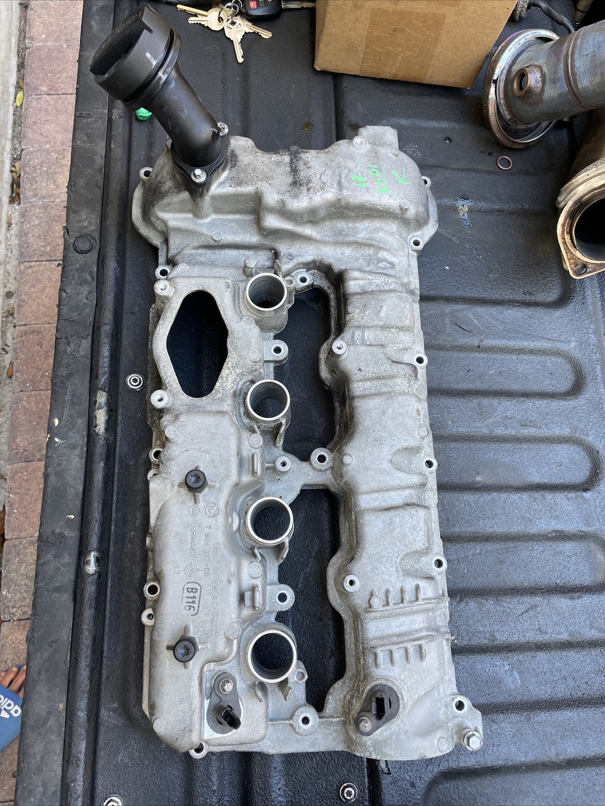 2011-2013 BMW X5 E70 N63 4.4L ENGINE RIGHT VALVE COVER 11127566283 