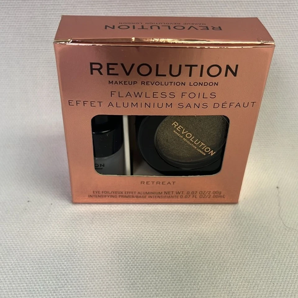 Makeup Revolution Flawless Foils Metallic Eyeshadow & Primer Set Retreat - Image 2 of 4