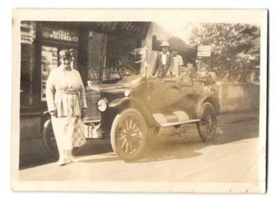 Fotografie Auto Cabrio, Dame steht vor Reisewagen mit Startkurbel 