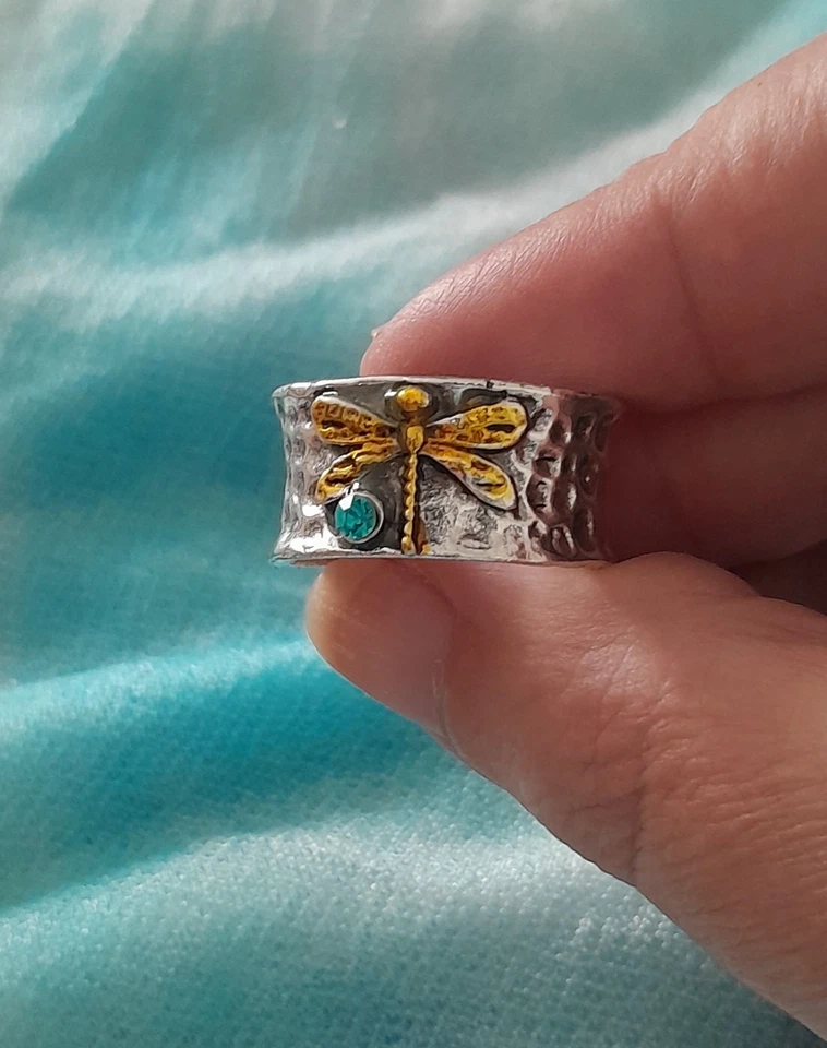 ANELLO FASCIA CON ACQUAMARINA IN ARGENTO MARTELLATO E LIBELLULA PLACCATA ORO 23K - Immagine 4 di 4