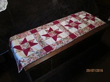 COUNTRY COTTAGE BEAUTIFUL PINK MORNING GLORIES STAR PATCHWORK TABLE RUNNER - NEW