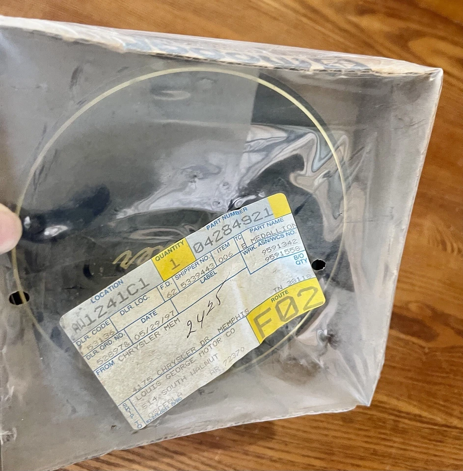 Una (1) tapa central cubierta de rueda de alambre de 14" Chrysler New Yorker 1989-1990 4284921 Foto 4 de 4