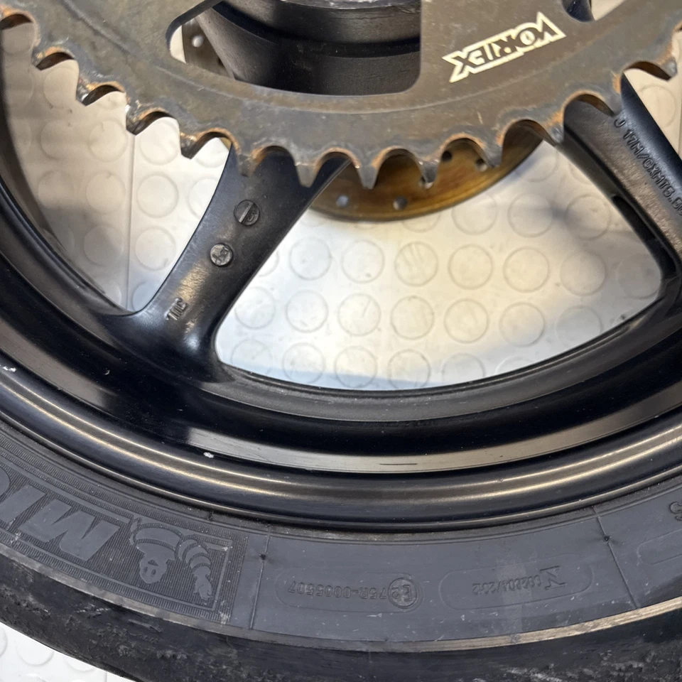 03 06-2009 YAMAHA YZF R6 R LLANTA DELANTERA ROTORES NEUMÁTICO PIRELLI OEM Piñón Foto 2 de 4