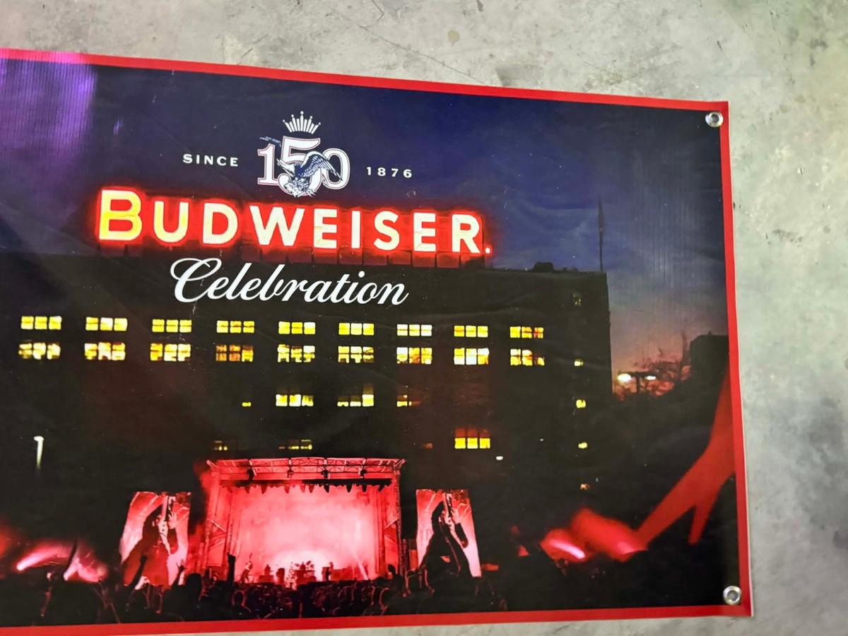 Budweiser ウェルカムボード　bar メニューボード Budweiser Celebration Banner 40x24 Concert Bar Wall Decor