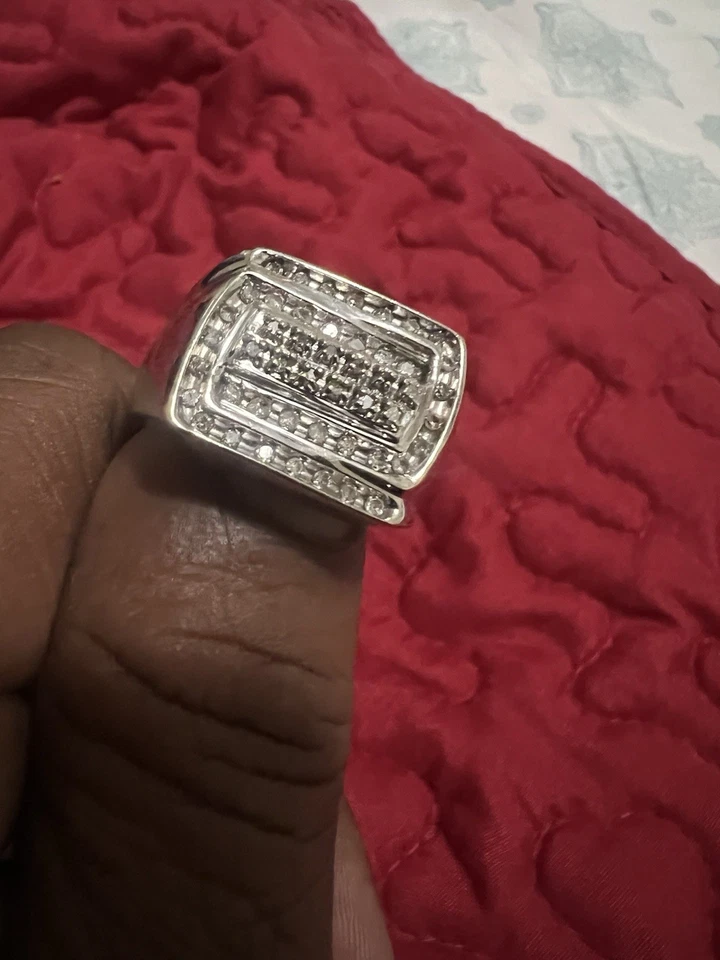 Men's Ring Size 10 10 K White Gold with Real Diamonds 0.25 - Image 2 of 4