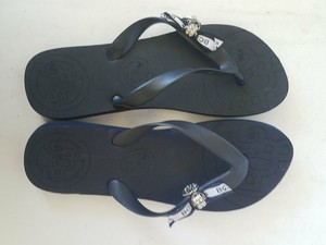 bcbg flip flops