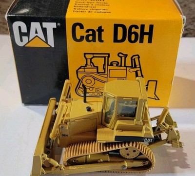 Conrad # 2851 1/50 Caterpillar Cat D6H Dozer W/Enclosed Cab Clear Glass 