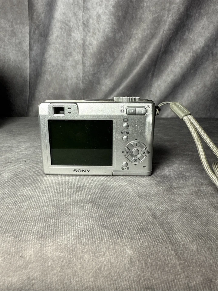 Sony Cyber-shot DSC-W7 Digital Camera 7.2 MP w Cords & 3 Memory Sticks w Case - Image 3 of 4