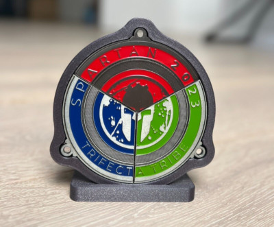 Spartan Trifecta Keilhalter Schreibtischplatte Medaille Display