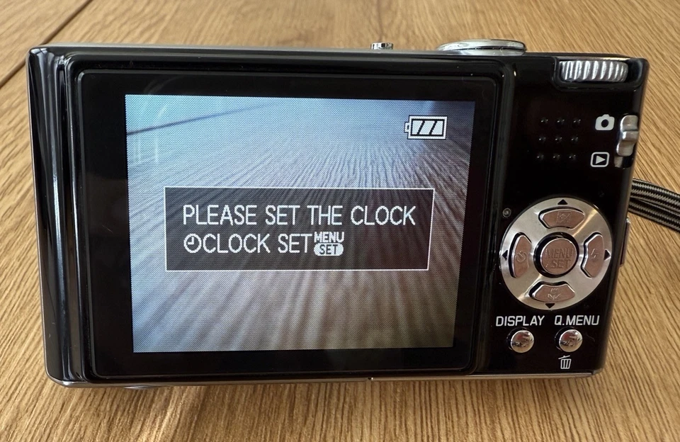 Cámara digital compacta Leica C-lux 3 10,1 MP negra con cargador, estuche y 2 baterías Foto 4 de 4