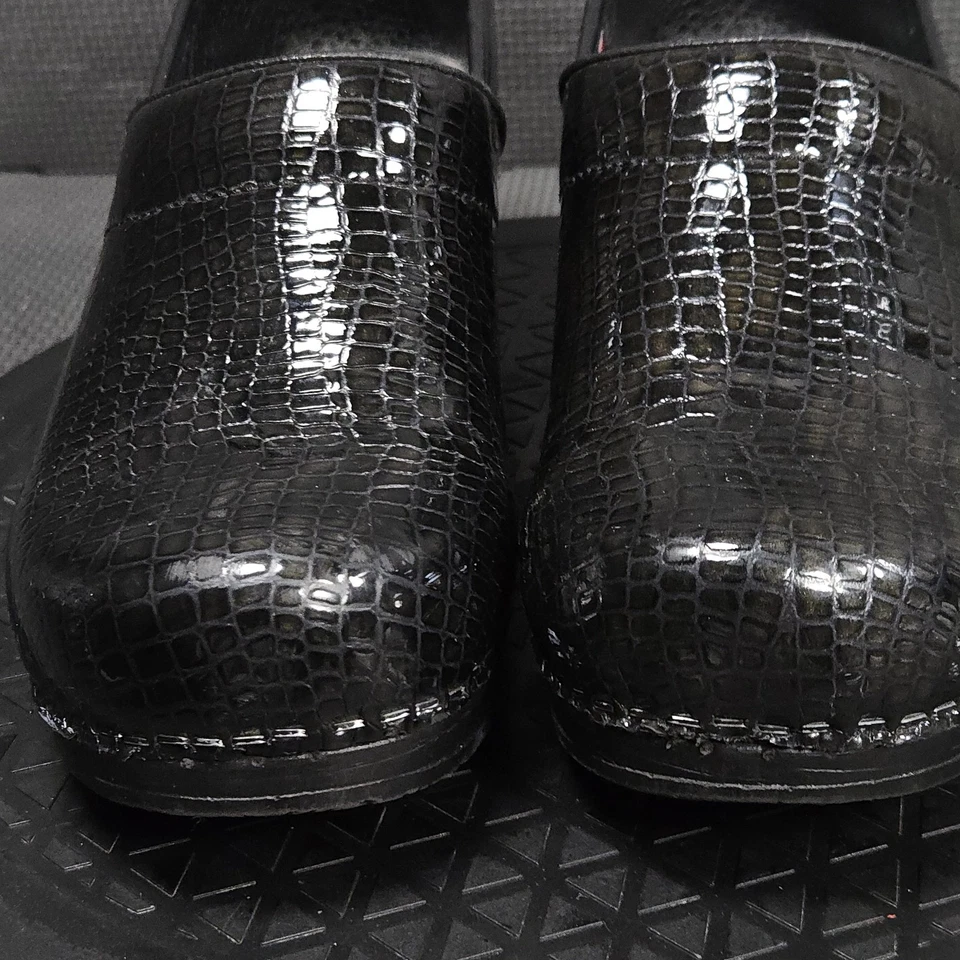 Tamancos profissionais Sanita Shoes femininos tamanho UE 36 EUA 5,5 preto crocodilo em relevo - Imagem 3 de 4