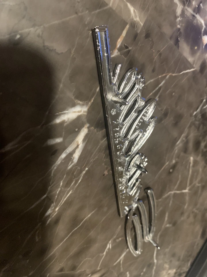 Nuevo de Lote Antiguo 1968 Mopar Plymouth Guardabarros Satelital Emblema Foto 4 de 4