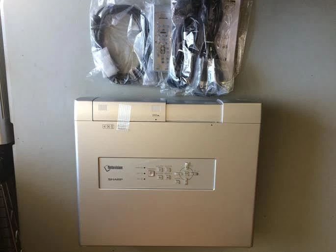 SHARP PG-D45X3D DLP PORTABLE PROJECTOR, 4500 LUMENS , ONLY 9 ORIGINAL HOURS!!! - Image 2 of 3