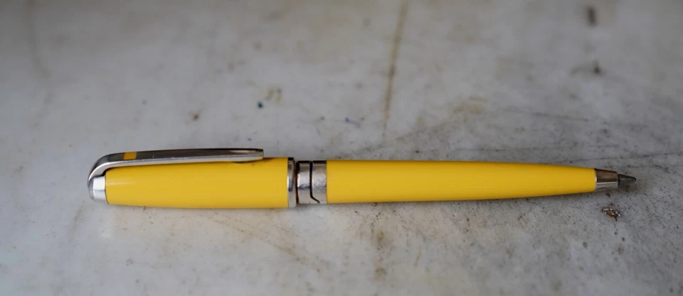 Caneta esferográfica S.T.DUPONT Olympio Mini em laca amarela e cromada - 4 9/32 polegadas - - Imagem 2 de 4