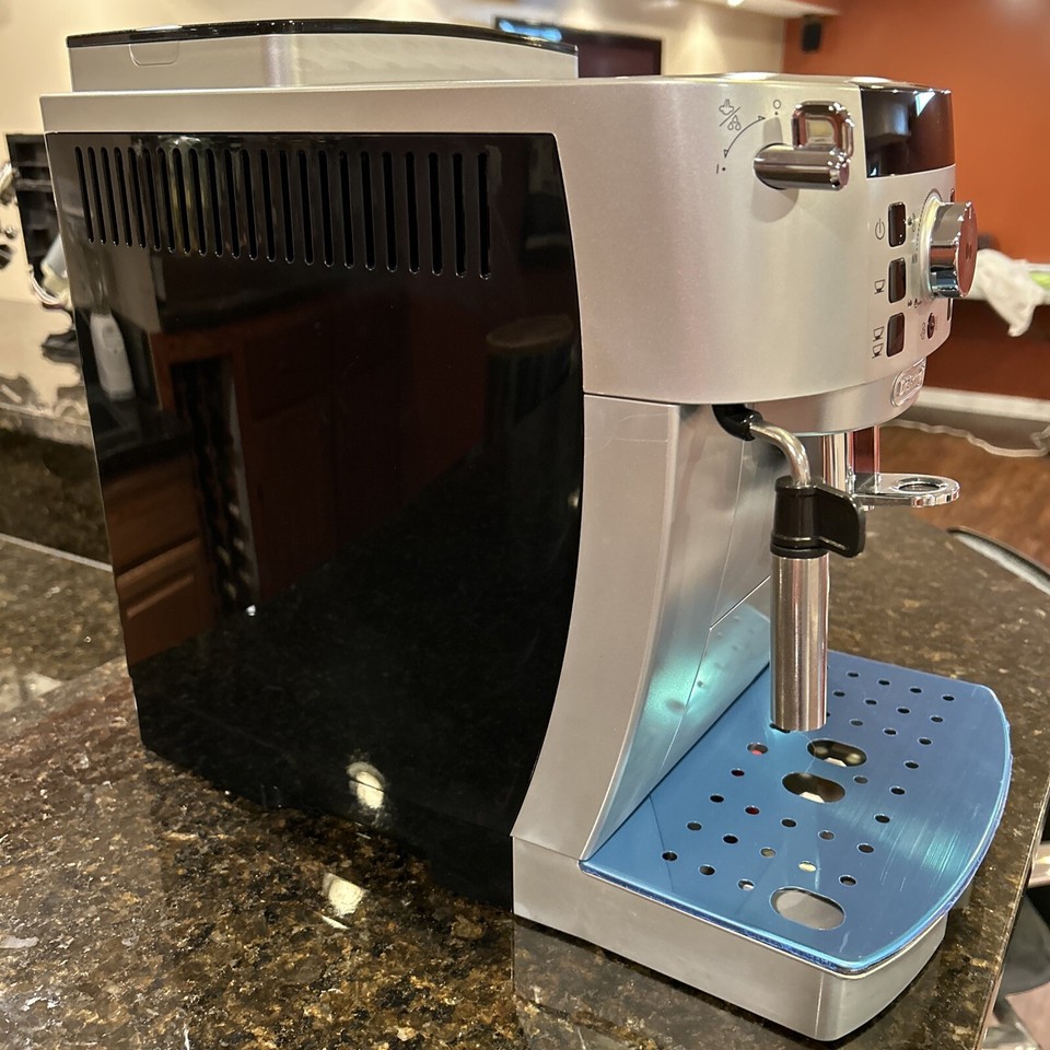 Delonghi ECAM22110SB Magnifica XS Espresso Machine. Seller refurbished