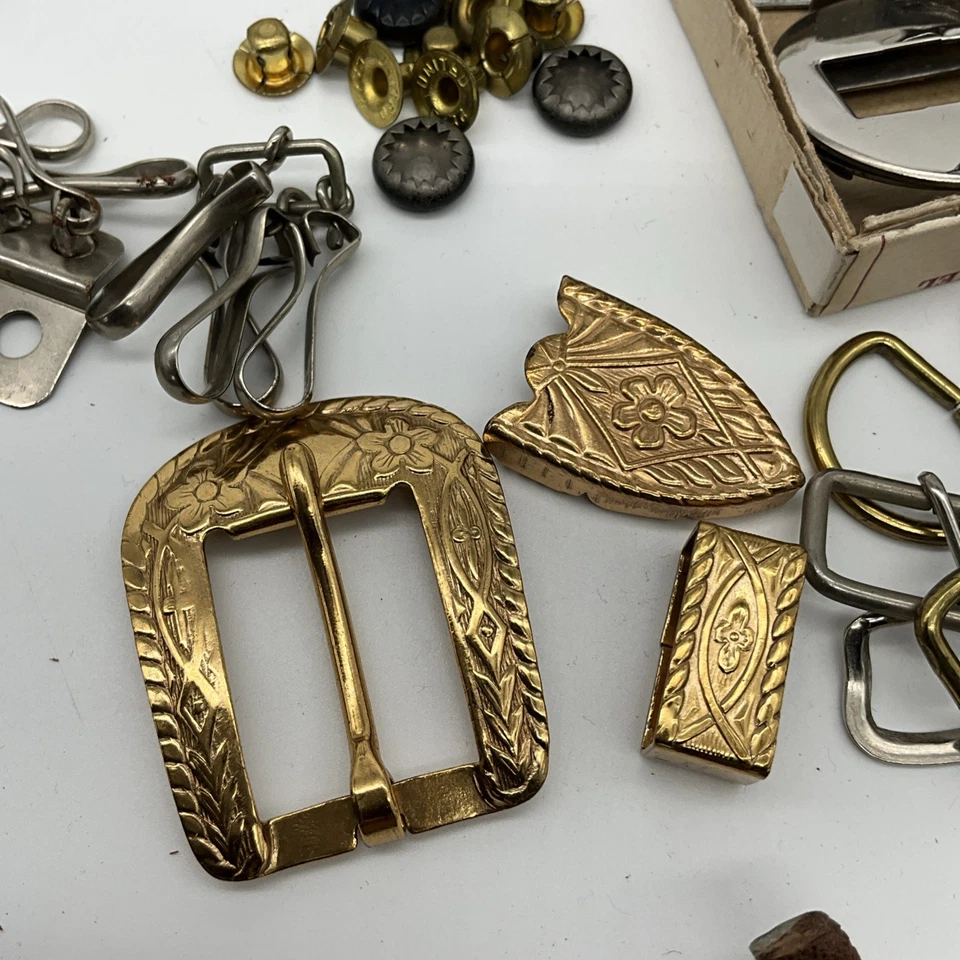 Lote de suministros de herramientas de artesanía en cuero vintage con cordones hebillas estampillas cinturones Foto 2 de 4