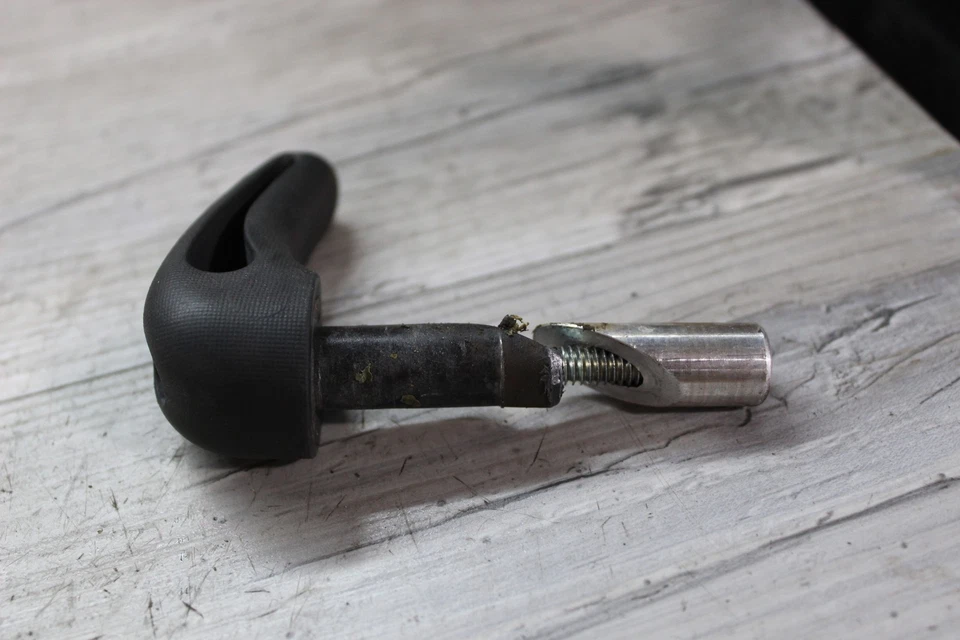 Gancho de manillar Polaris 1253274-070 RMK Switchback FST Dragon 600 700 800 900 Foto 3 de 4