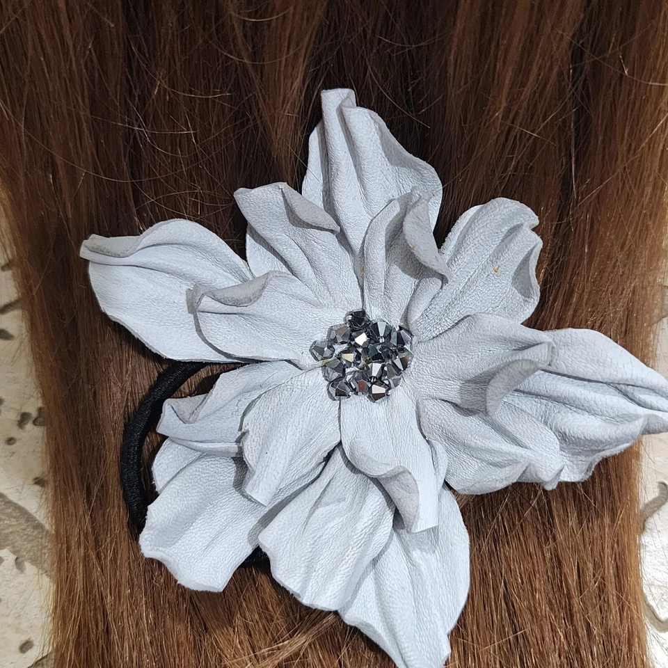 Cabello elástico con flores de cuero real Foto 4 de 4