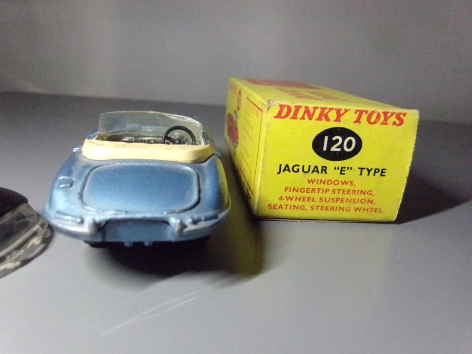 DINKY TOYS  Jaguar. "E" Type  scale 1/43  Made in England RARE COLOR - Immagine 4 di 4