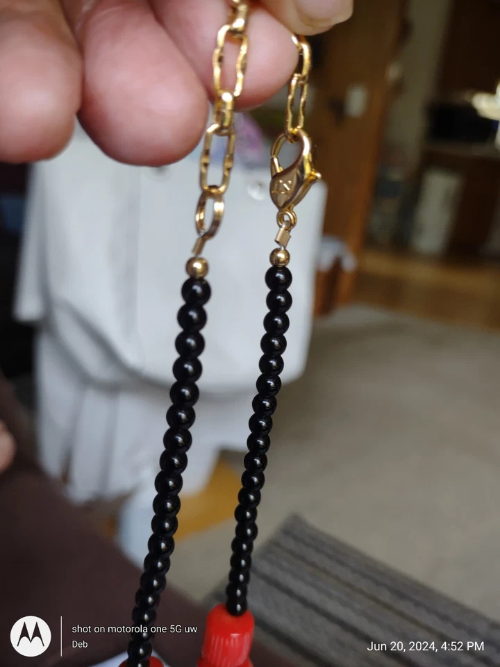 Collar Lee Sands Artesanal Artesanal Coral Rojo y Cuentas de Ónix Negro 17"-19" Tono Dorado  Foto 3 de 4