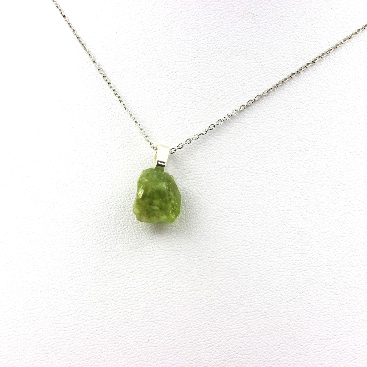 Collier Peridot brut de 10.42 ct, bijou prestigieux en véritable pierre de Skardu