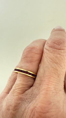 VINTAGE GOLD TONE CHANNEL SET RED ETERNITY BAND RING SIZE 6.75 STACKABLE - Picture 1 of 6