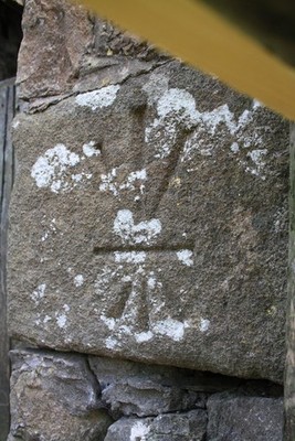 Foto 6x4 abgesagter Benchmark auf Schweinehütte gegenüber der Old Hill Inn Chapel c2016