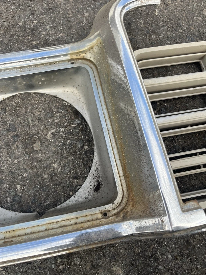 Chevy Truck Grill 1975 1976 original GM K 5 Blazer Suburban leer Foto 3 de 4