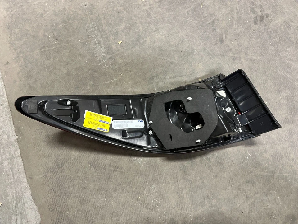 Luz trasera derecha TYC 11-6861-00-9 para Lexus ES300h 2016-18, ES350  Foto 3 de 4