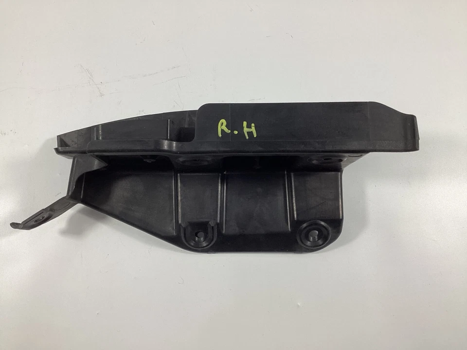 AUDI A6 2005-2008 - Soporte de parachoques trasero derecho 4F5807892 OEM. Foto 4 de 4