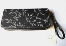New Day Womens Double Zipper Wallet Clutch Wrist Bag Vegan Black Floral Zip