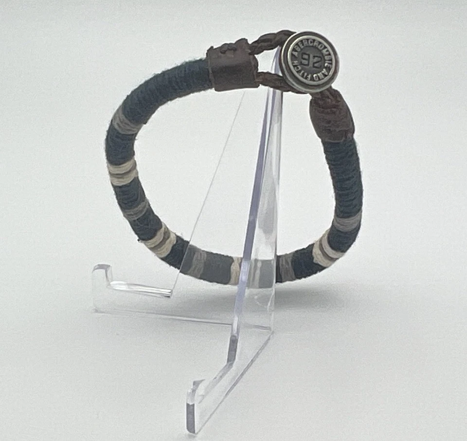 Pulsera tejida y de cuero con cierre de botón de marca Abercrombie & Fitch para hombre Foto 2 de 4