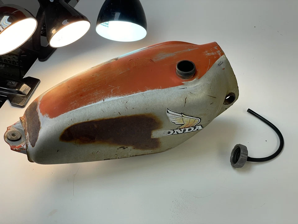 Honda CR125M 1975 Elsinore tanque de gasolina OEM 1974 HM360 ¡Malo! ¡AGUJEROS! ¡SNOT y BOOGERS! Foto 2 de 4