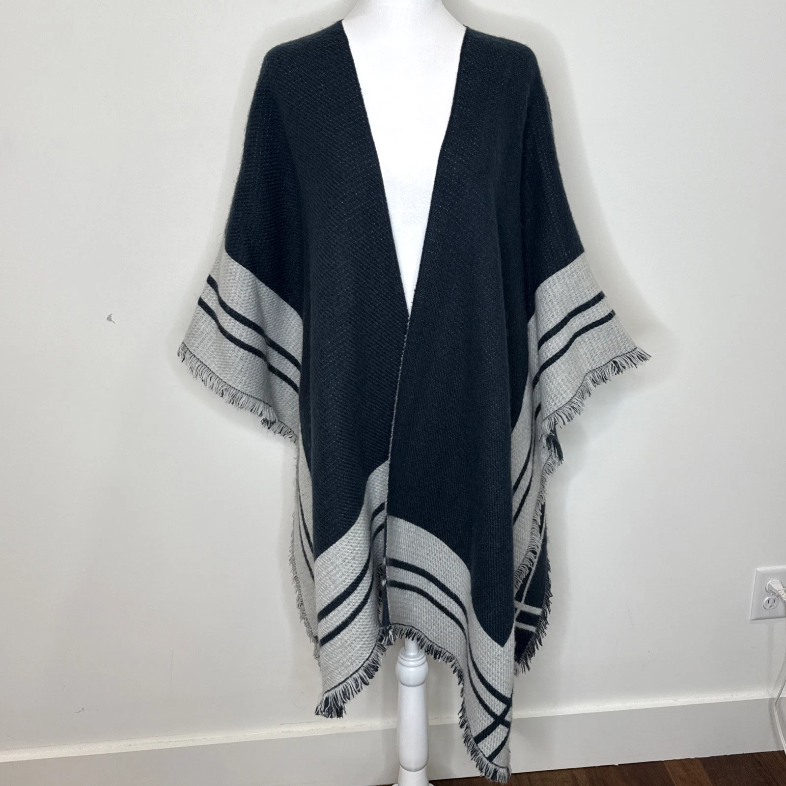 Woolrich Blanket Poncho Wrap Shawl Cape Reversible Navy Gray Equestrian Coastal
Opens in a new windo