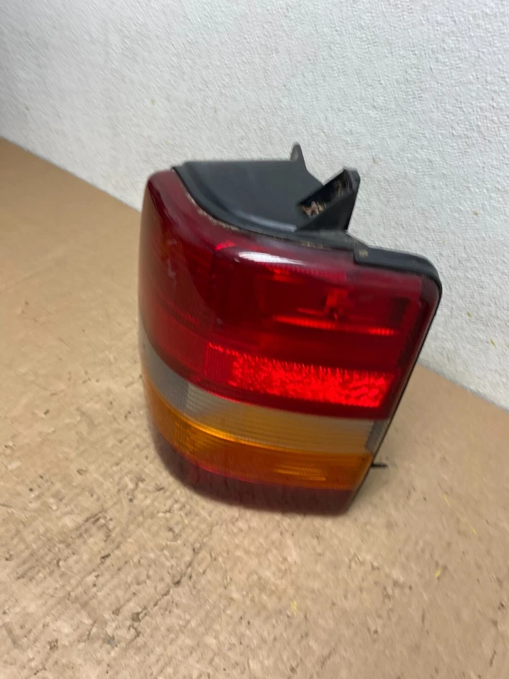 Jeep Grand Cherokee ZJ 1993-1998 pasajero derecho luz trasera derecha OEM N1572 DW Foto 2 de 4