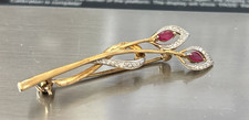 9ct GOLD BROOCH - APPROX 2.36g - APPROX 4.5cm WITH SMALL DIAMOND & RED STONES