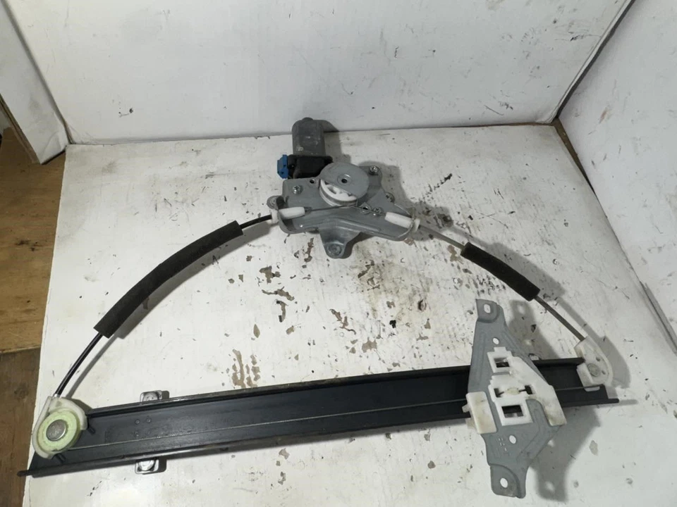 2004-2008 Suzuki Forenza Passenger Front Power Window Regulator OEM - Image 3 of 4