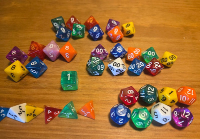 Vintage 39 x mehrseitige Spielwürfel genau wie abgebildet von 6 bis 12 & (00`s)