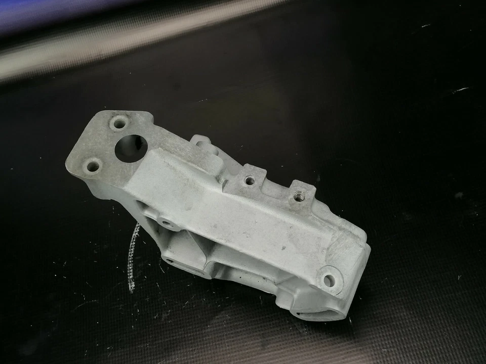 Soporte de bomba de volante asistido Mercedes Benz W123 M102 Foto 2 de 4