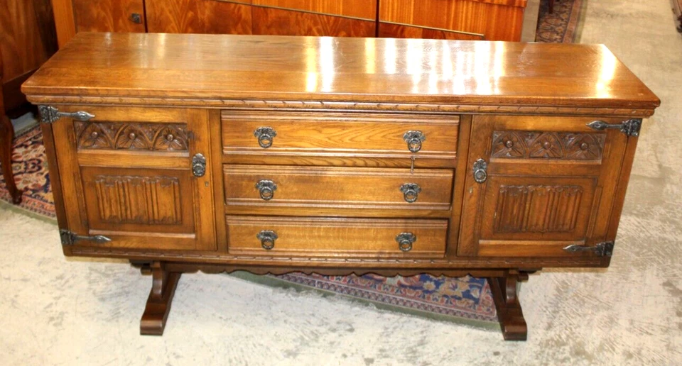 Английский антикварный дубовый буфетный барный шкаф с резными дверцами и ящиками - Изображение 2 из 4