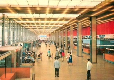 Paris Aeroport de Paris-Orly Le hall de l'aerogare