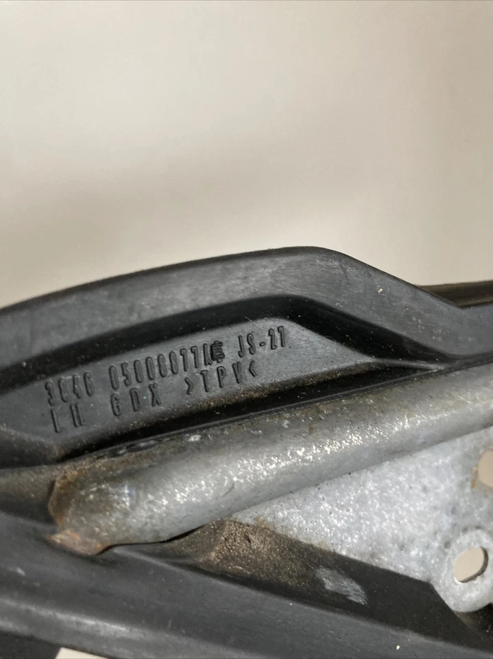 Soporte moldura izquierda Chrysler Sebring 05000077Ae original 2.0 Crd 2008 descapotable - Imagen 2 de 4