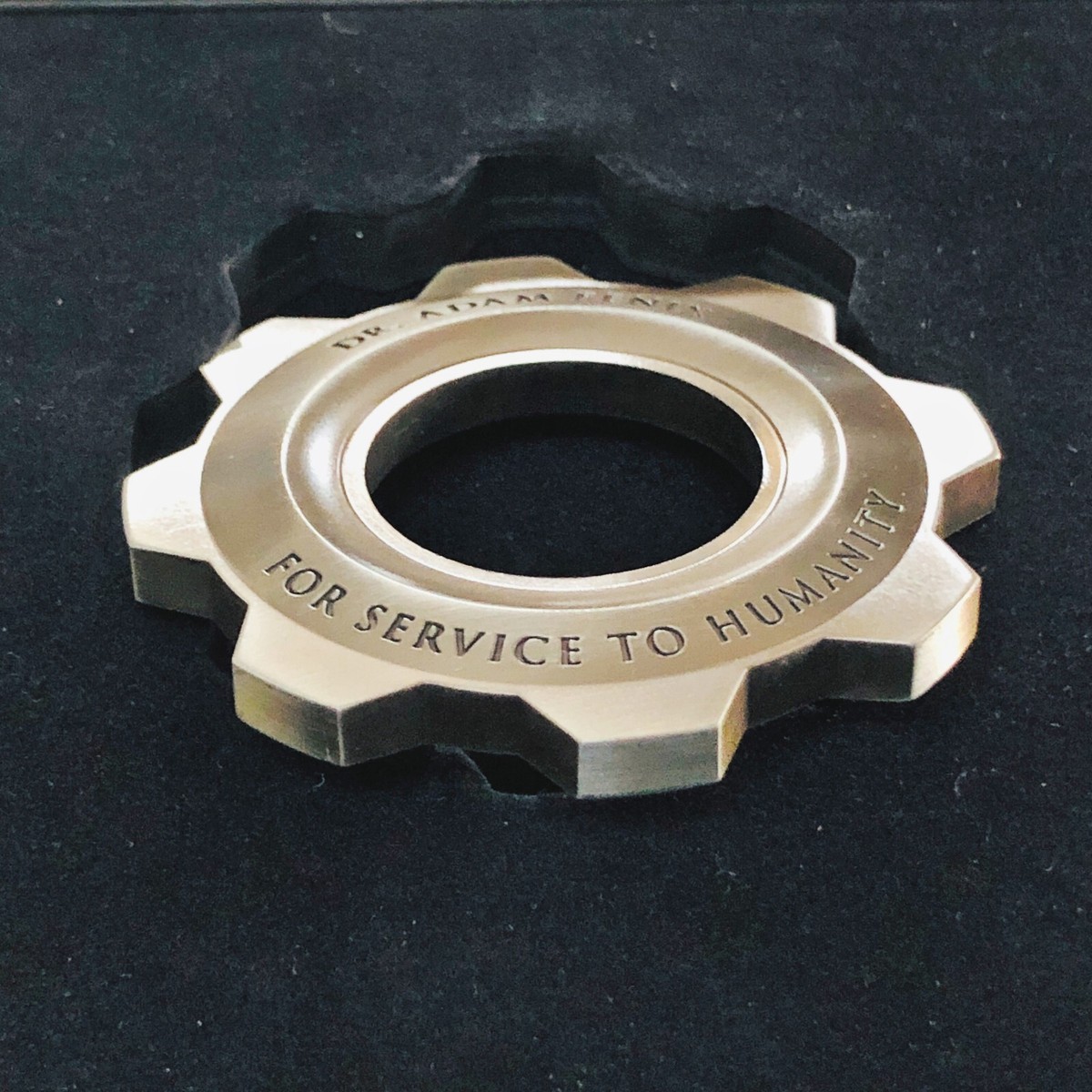 Médaille Collector Gears Of War 3 – Dr Adam Fenix – Drapeau COG – Occasion
